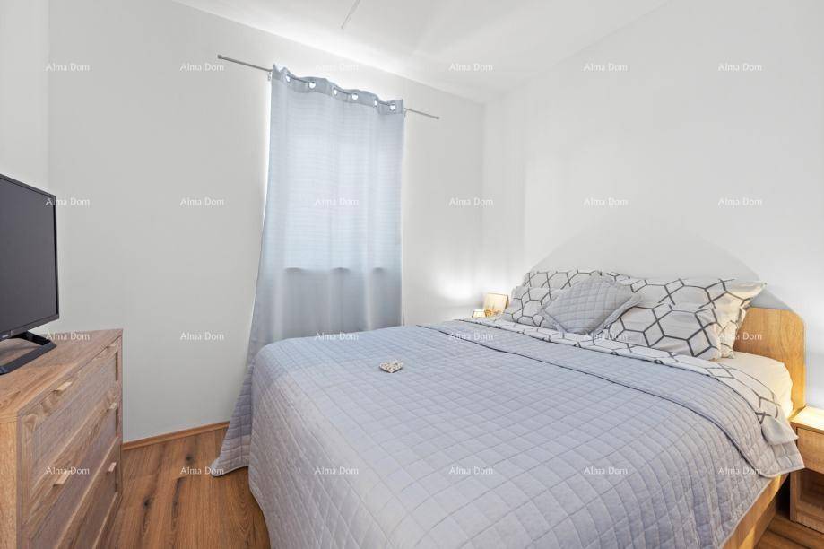Gemütliches Schlafzimmer mit Doppelbett, Holzboden und hellem Fenster.