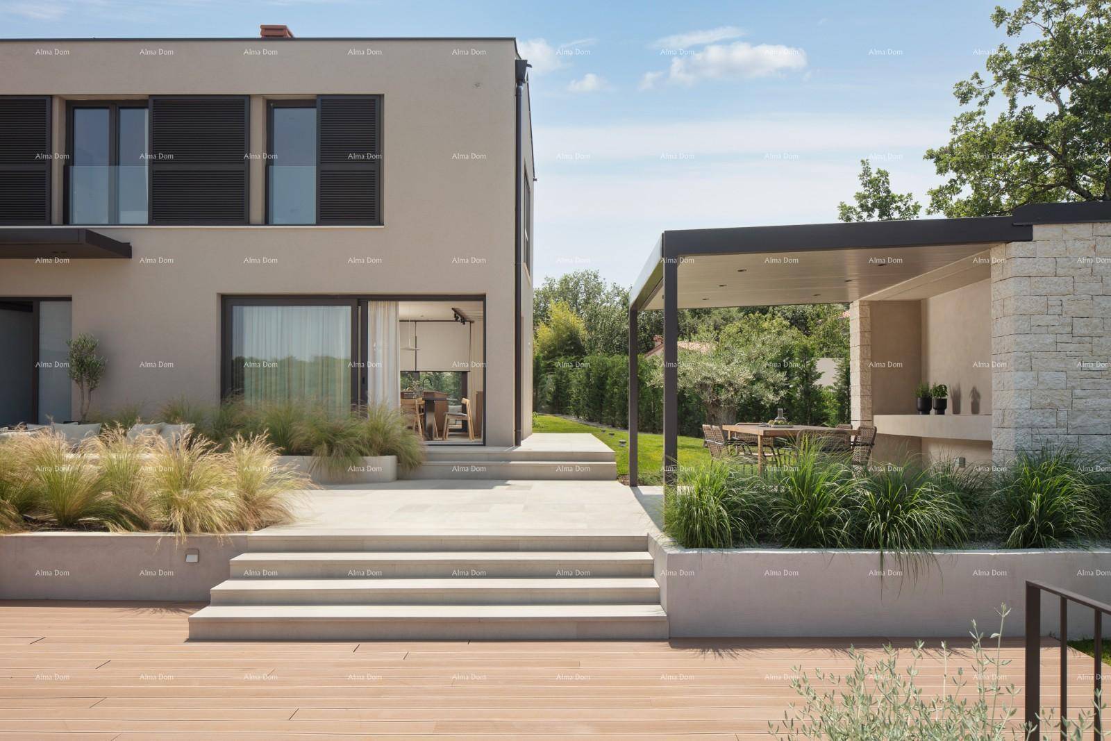 Moderne Villa mit Terrassen und Pergola, umgeben von gepflegter Gartenlandschaft.
