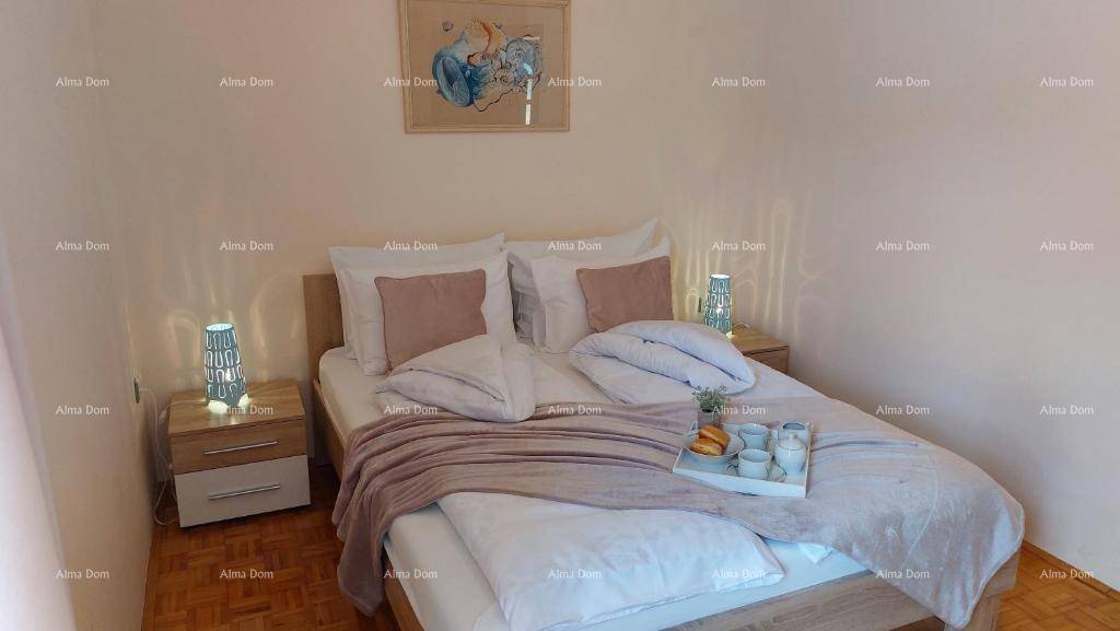 Helles Schlafzimmer mit Doppelbett, Nachttischen und sanfter Beleuchtung.