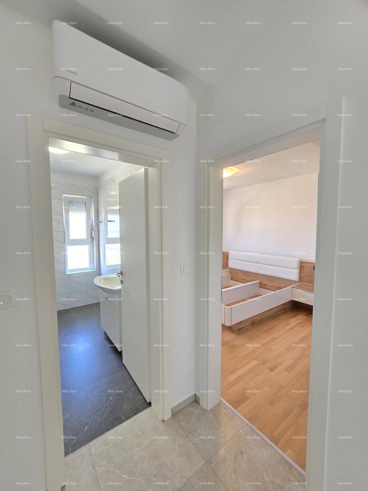 Blick vom Flur in ein modernes Badezimmer und ein Schlafzimmer, ausgestattet mit Klimaanlage.