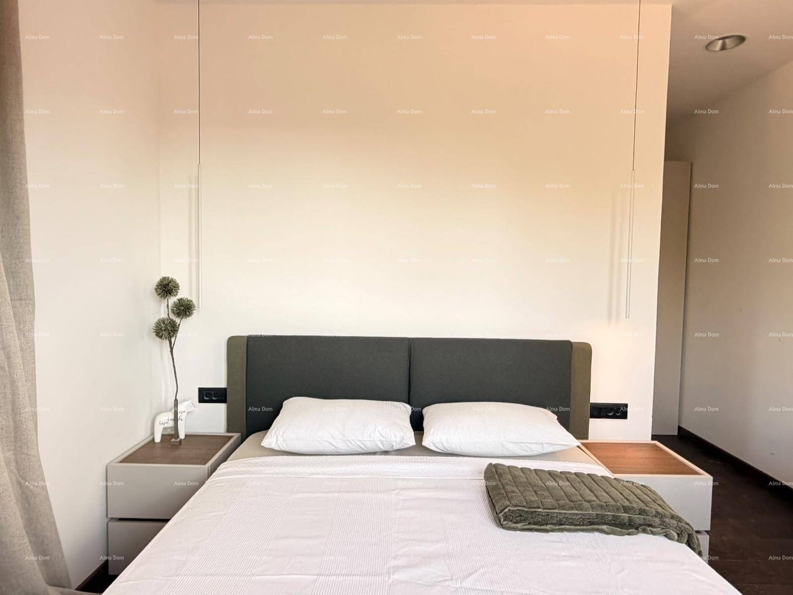 Ruhiges Schlafzimmer mit Doppelbett, minimalistischer Dekoration und indirekter Beleuchtung.