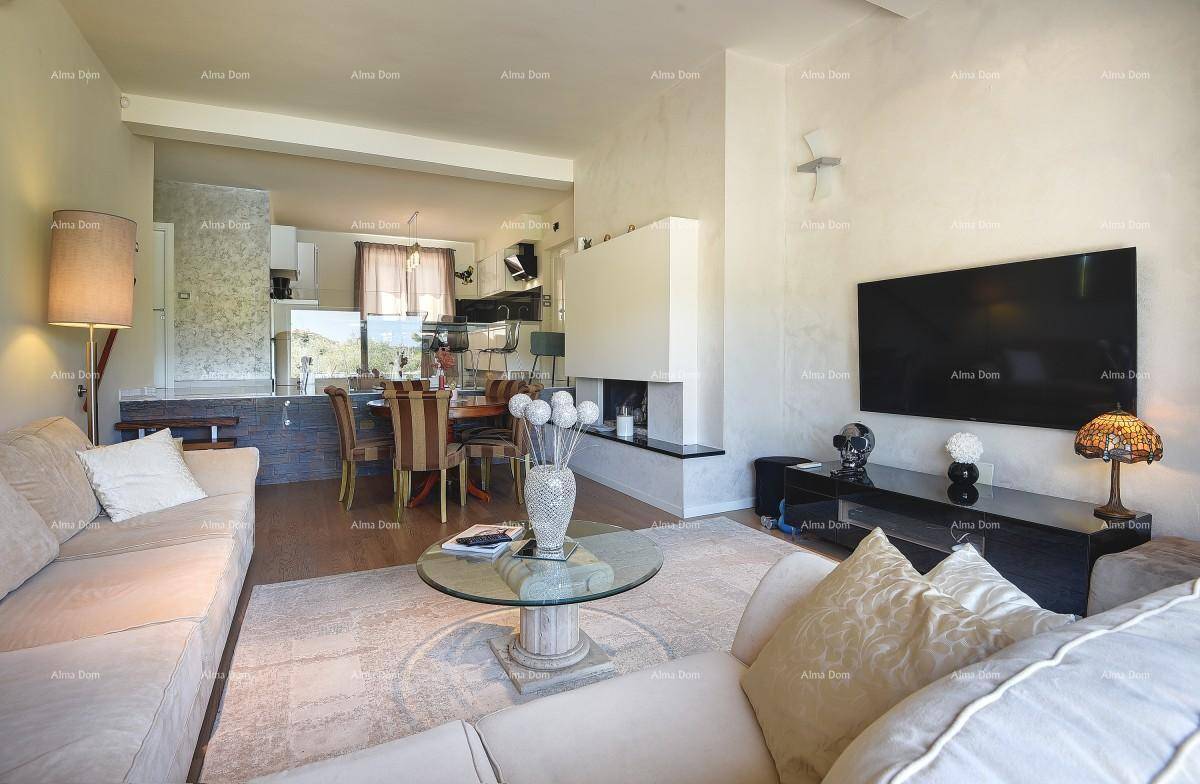 Geräumiger Wohnbereich mit beigem Sofa, Kamin und Blick auf den Essbereich und die Küche.