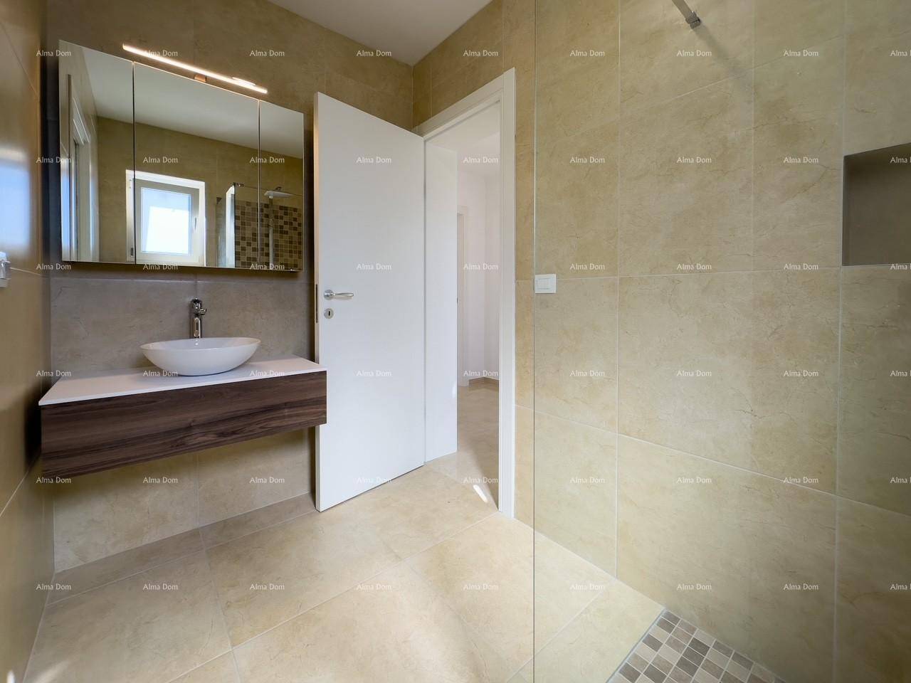 Elegantes Badezimmer mit modernem Waschtisch, Spiegel und ebenerdiger Dusche.