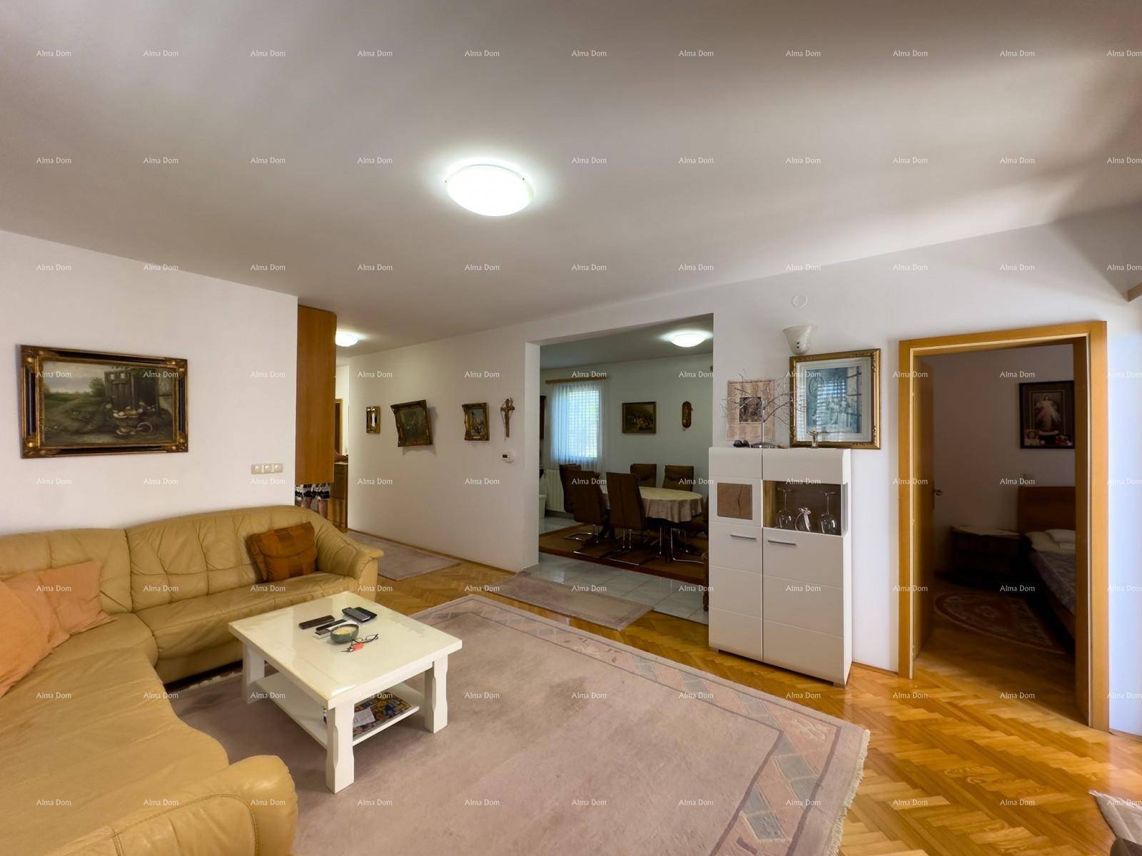 Offener Wohnbereich mit beiger Couch und Blick auf den Essbereich.