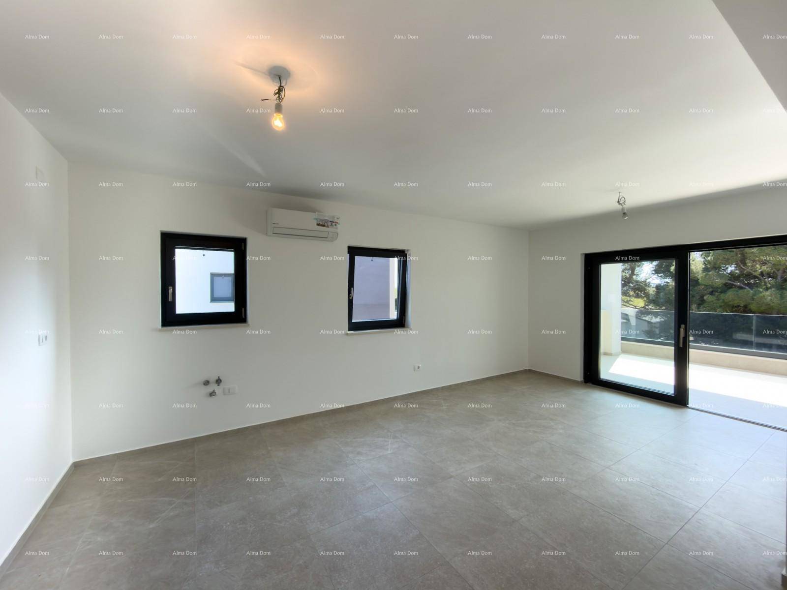 Heller Wohnraum mit Zugang zum Balkon, Fliesenboden und Klimaanlage für angenehmes Klima.