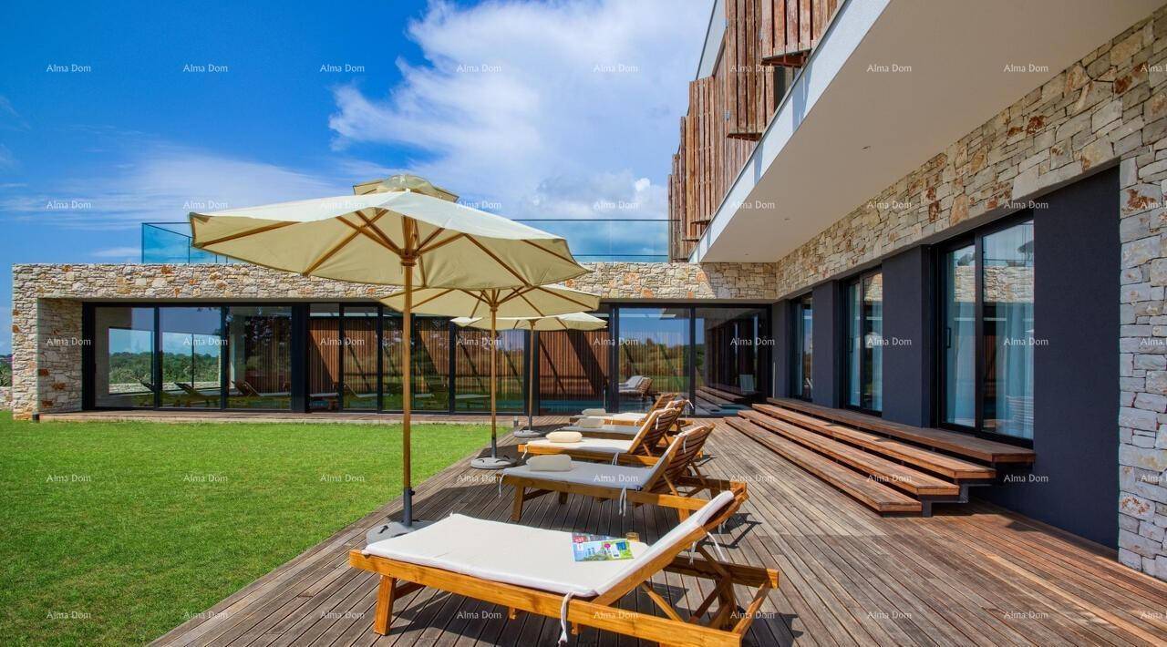 Sonnige Holzterrasse mit Liegestühlen und Sonnenschirmen, umgeben von Rasen und Natur.