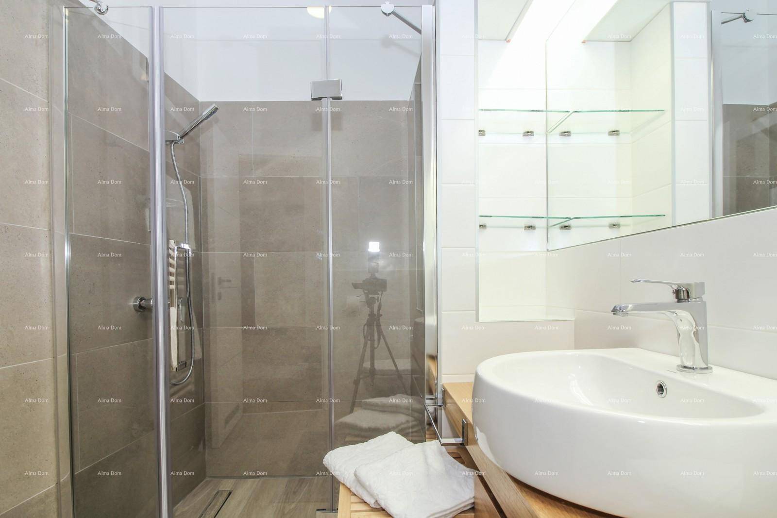 Detailansicht der modernen Glasdusche und des stilvollen Waschtischs im Badezimmer.
