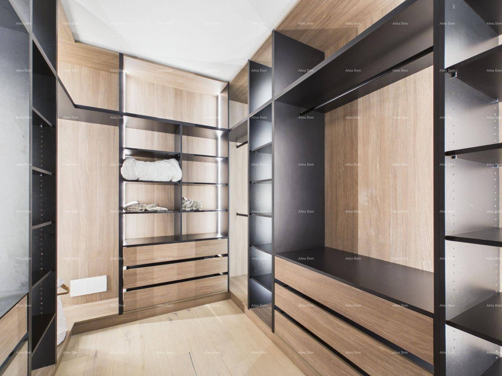Geräumiger begehbarer Kleiderschrank mit Holzregalen und Schubladen für viel Stauraum.