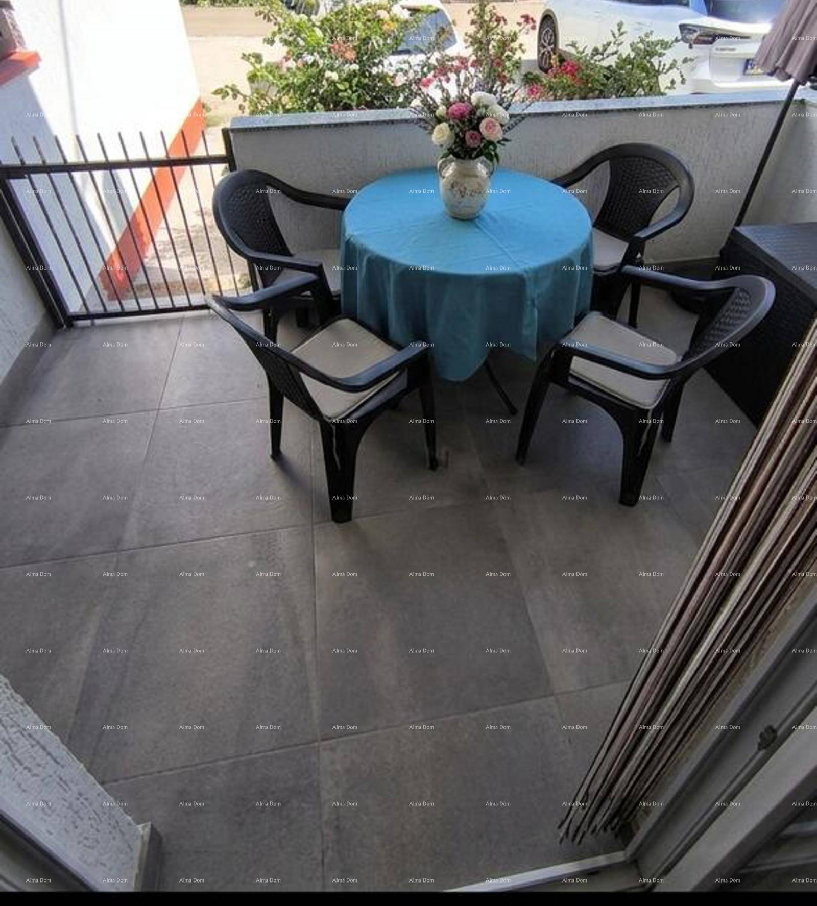 Gemütlicher Balkon mit Fliesenboden und Sitzgelegenheiten für entspannte Stunden im Freien.