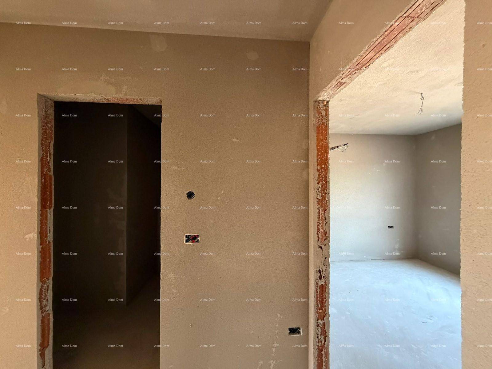 Zwei unfertige Räume mit unverputzten Türrahmen und glatten Wänden, bereit für den Innenausbau.