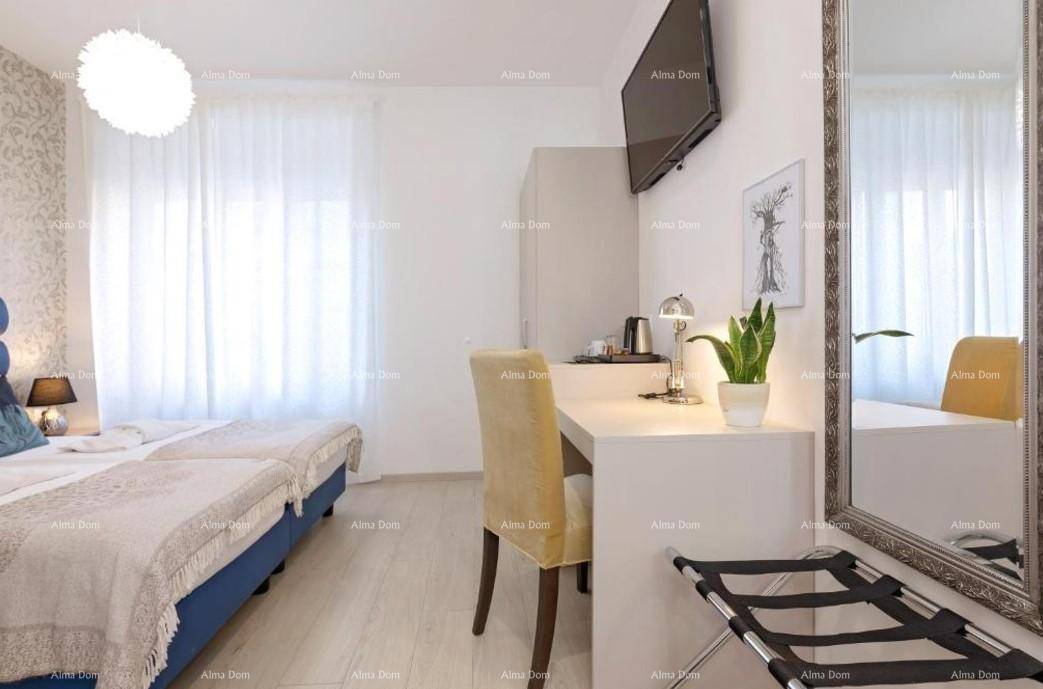 Modernes Schlafzimmer mit zwei Einzelbetten, Schreibtisch, Wandfernseher und einem großen Spiegel.