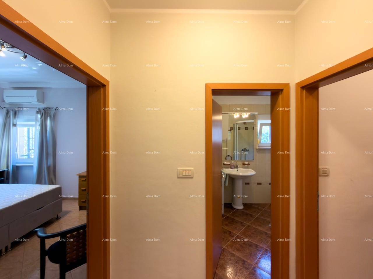 Flur mit Zugang zu Schlafzimmer und Badezimmer.