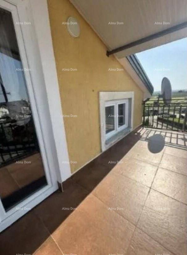 Sonniger Balkon mit Fliesenboden und Blick auf die Umgebung, gelbe Fassade.