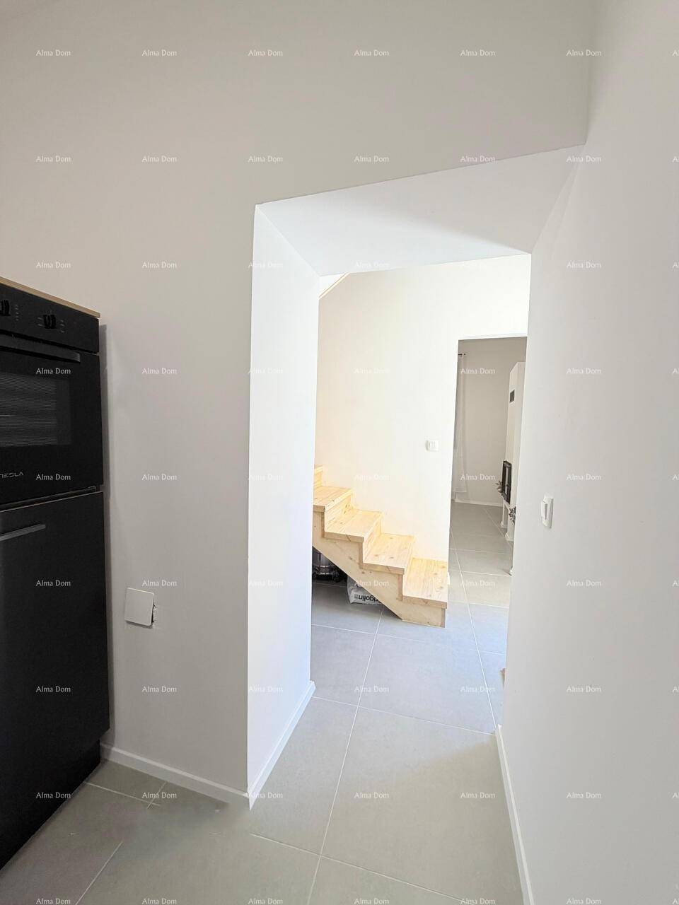 Übergangsbereich von der Küche zum Treppenhaus und dem hellen Wohnbereich, offen gestaltet.
