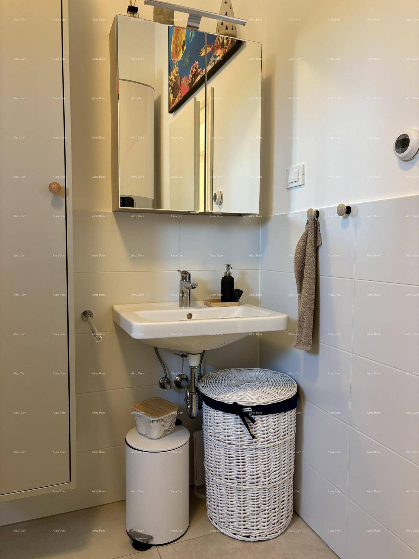Badezimmer mit Einzelwaschbecken, Spiegelschrank und moderner Einrichtung.