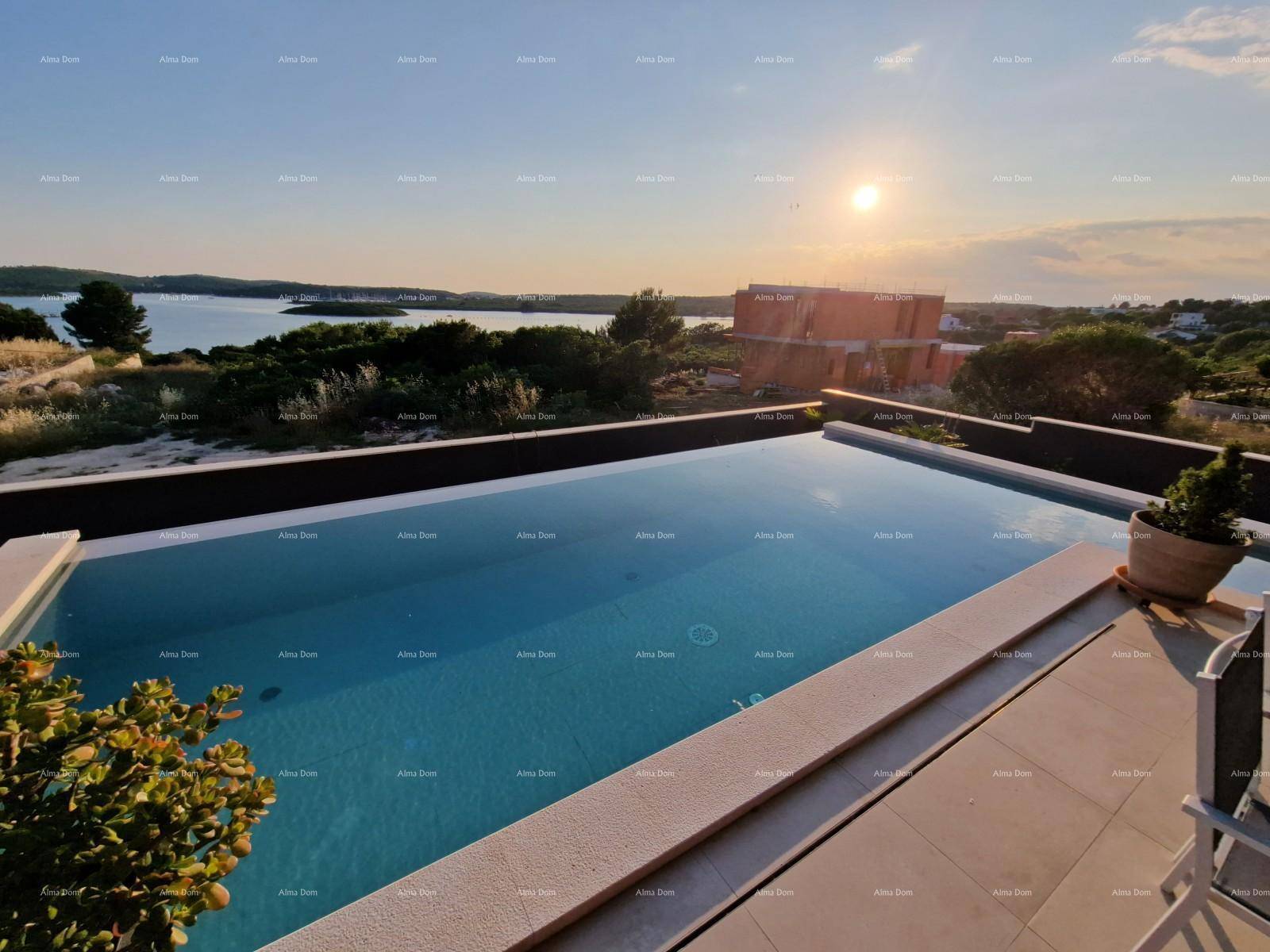 Malerischer Sonnenuntergang über dem Infinity-Pool mit weitem Blick auf das Meer.