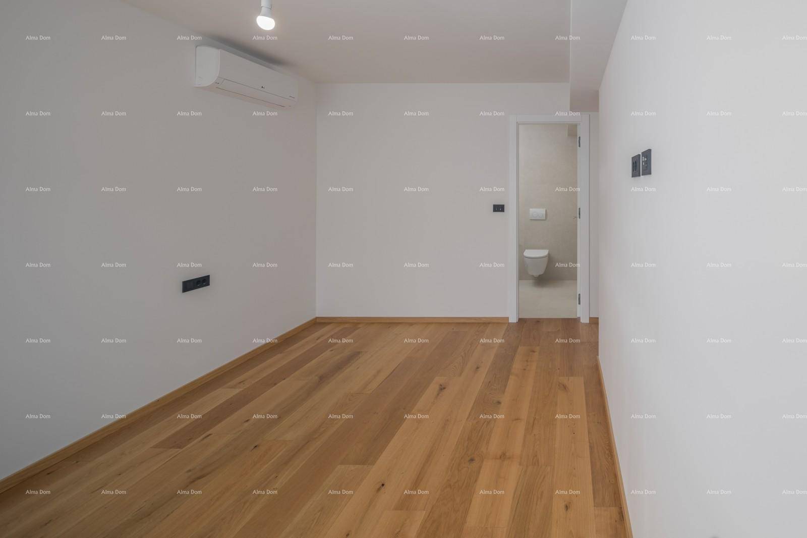 Modernes Schlafzimmer mit Holzboden und Zugang zu einem separaten WC, ideal für Gäste.