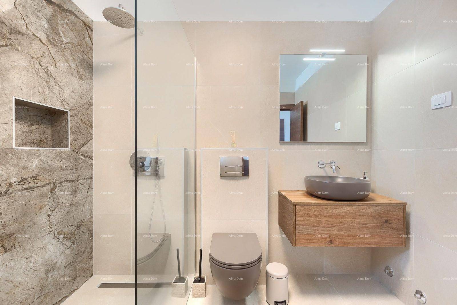 Modernes Badezimmer mit begehbarer Dusche, Hänge-WC und stilvollem Waschbecken auf Holzunterschrank.