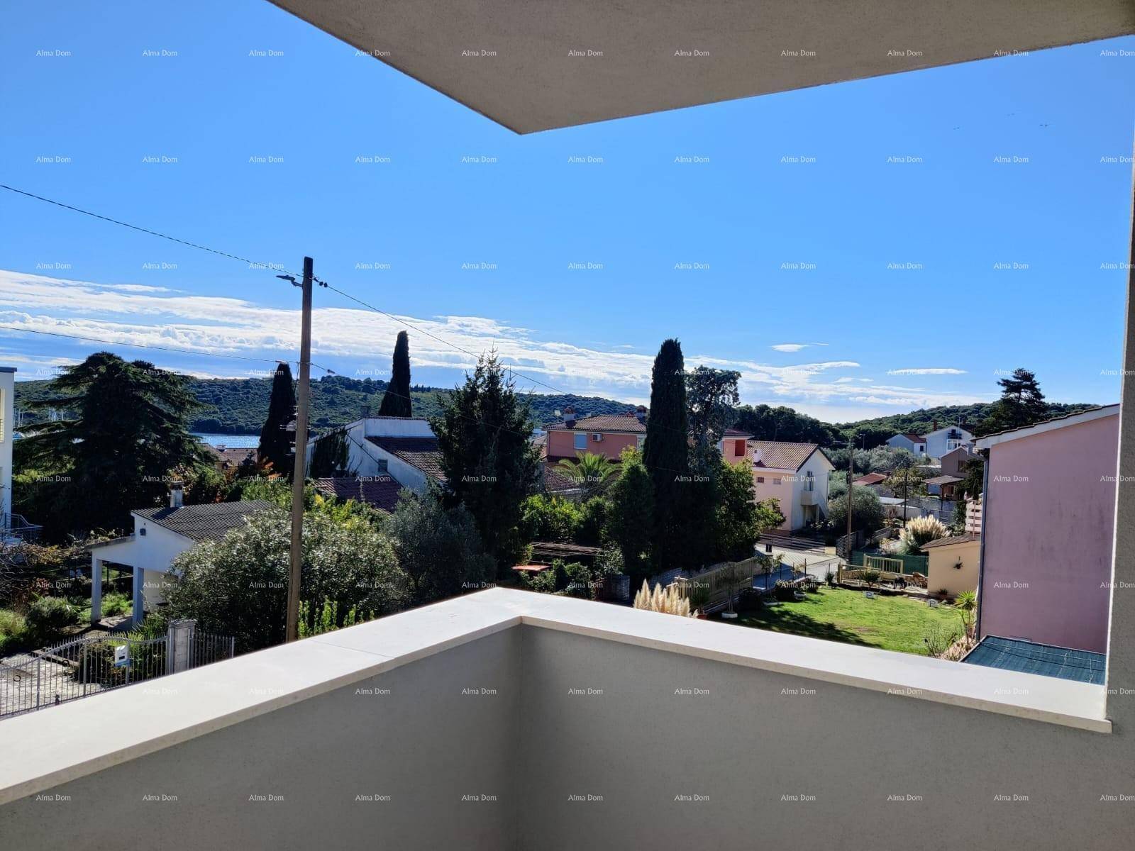 Sonnige Aussicht vom Balkon über die Nachbarschaft mit Blick auf das Meer und die Landschaft.