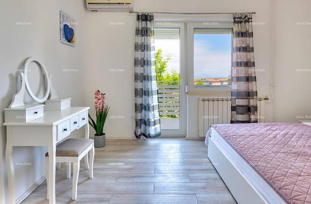 Helles Schlafzimmer mit Schminktisch, Holzboden und Balkonzugang.