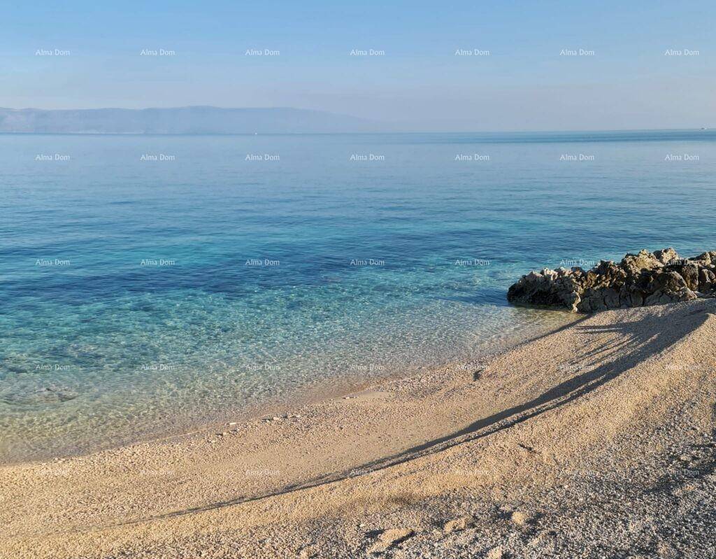 Malerischer Strand mit klarem, türkisfarbenem Wasser und feinem Sand.
