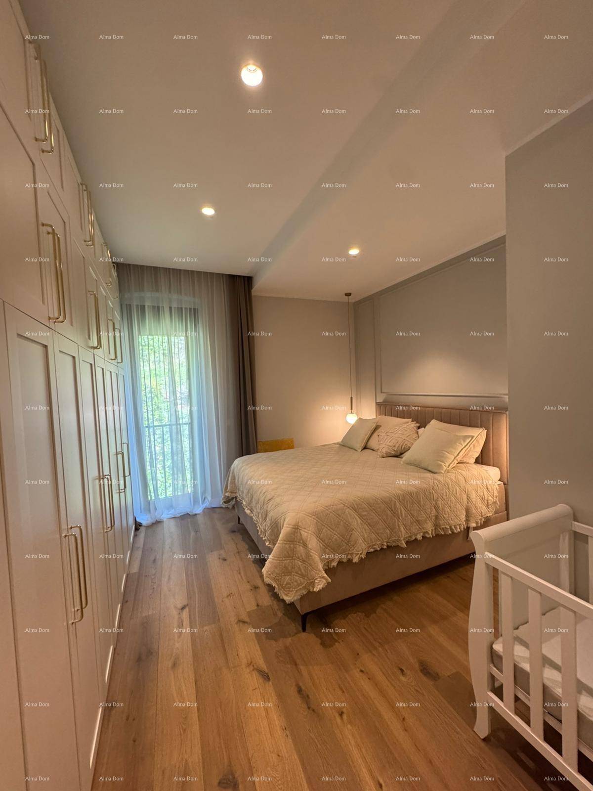 Schlafzimmer mit großem Bett, Einbauschränken und Holzboden.