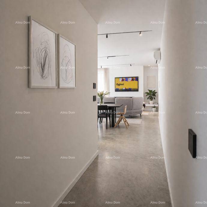 Heller Flur mit Kunstwerken an der Wand, der in einen offenen Wohn- und Essbereich führt.