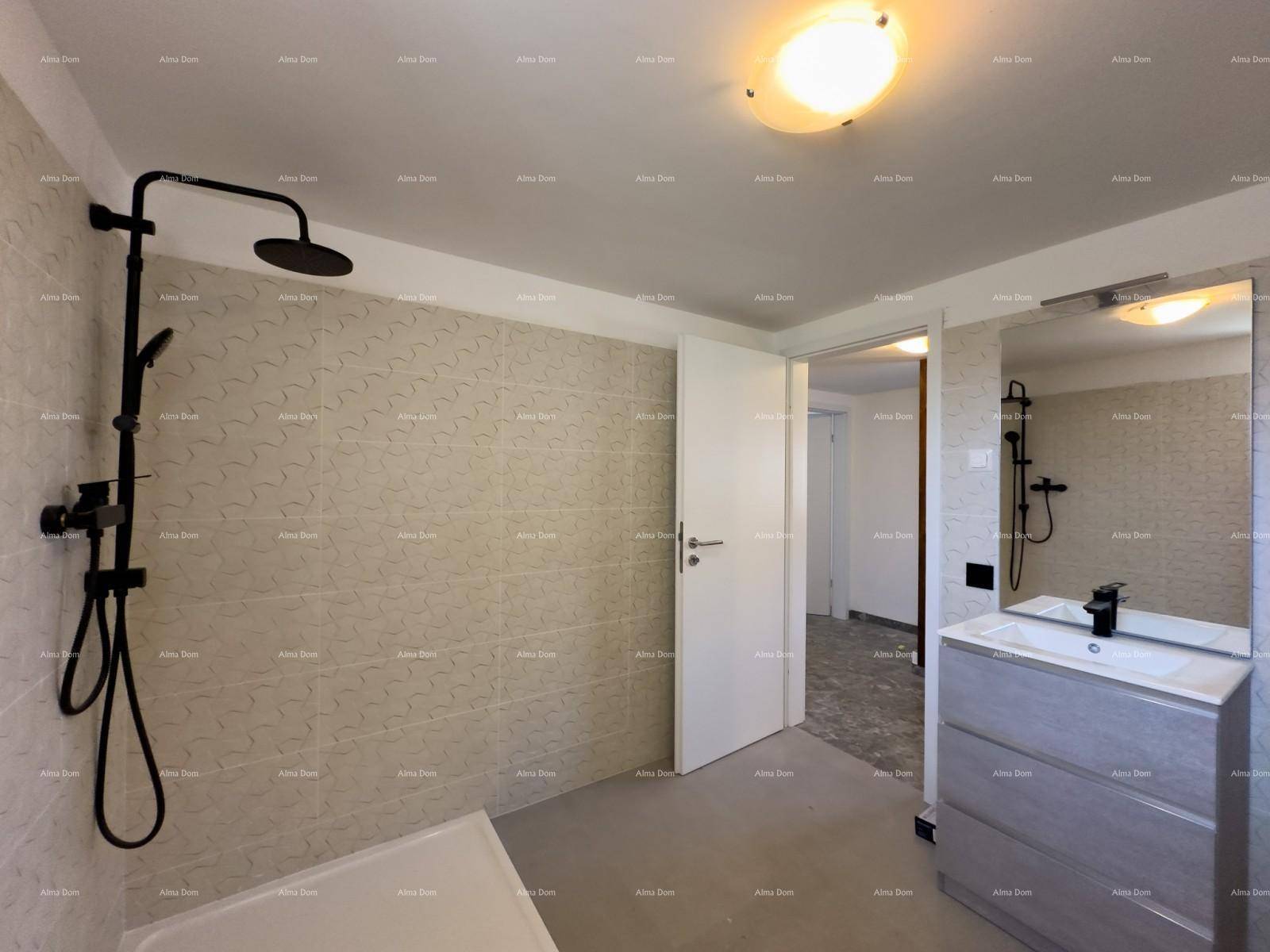 Modernes Badezimmer mit schwarzer Duscharmatur, Waschtisch mit Spiegel und hellen Wandfliesen.