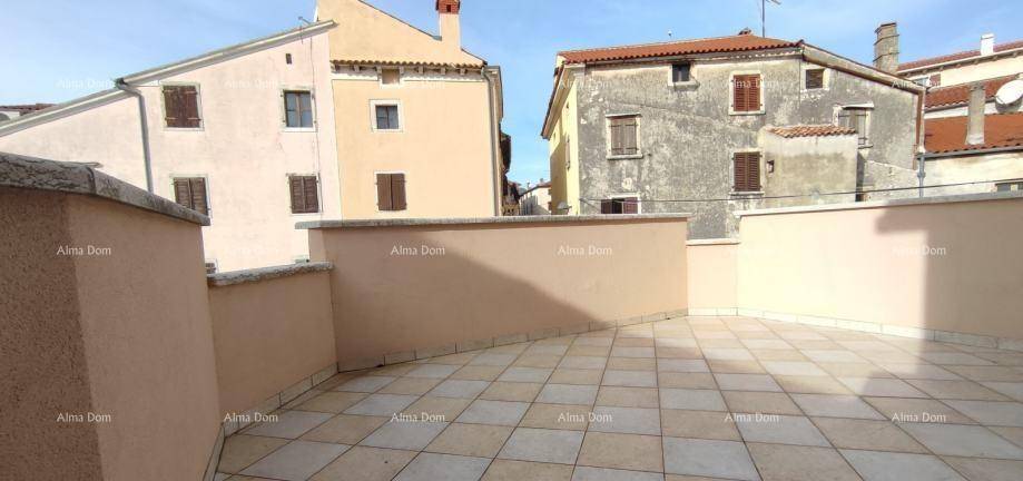 Geräumige Dachterrasse mit Fliesenboden und Blick auf umliegende Gebäude.