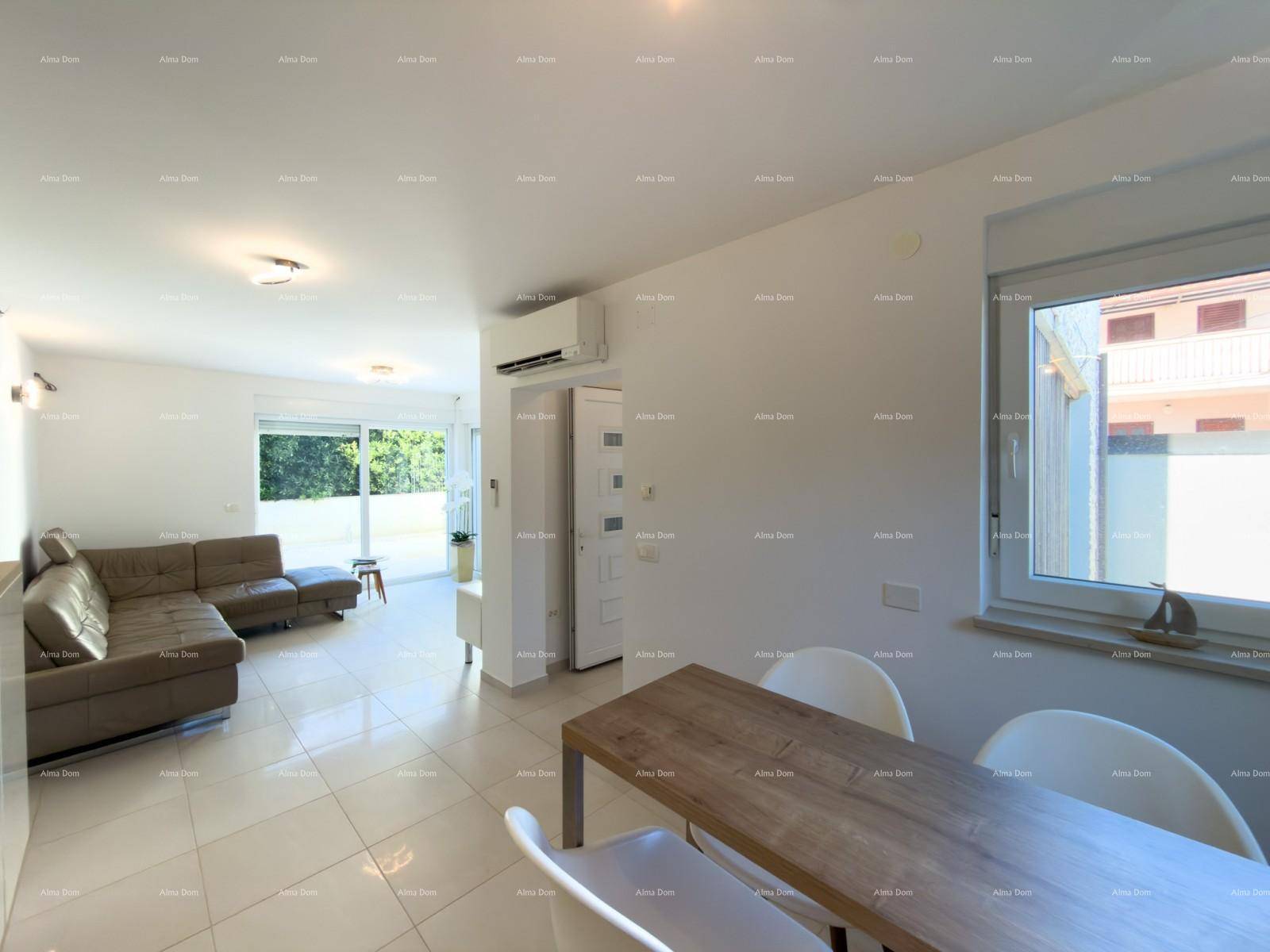 Geräumiger Wohn- und Essbereich mit beigem Sofa und Zugang zum Garten.