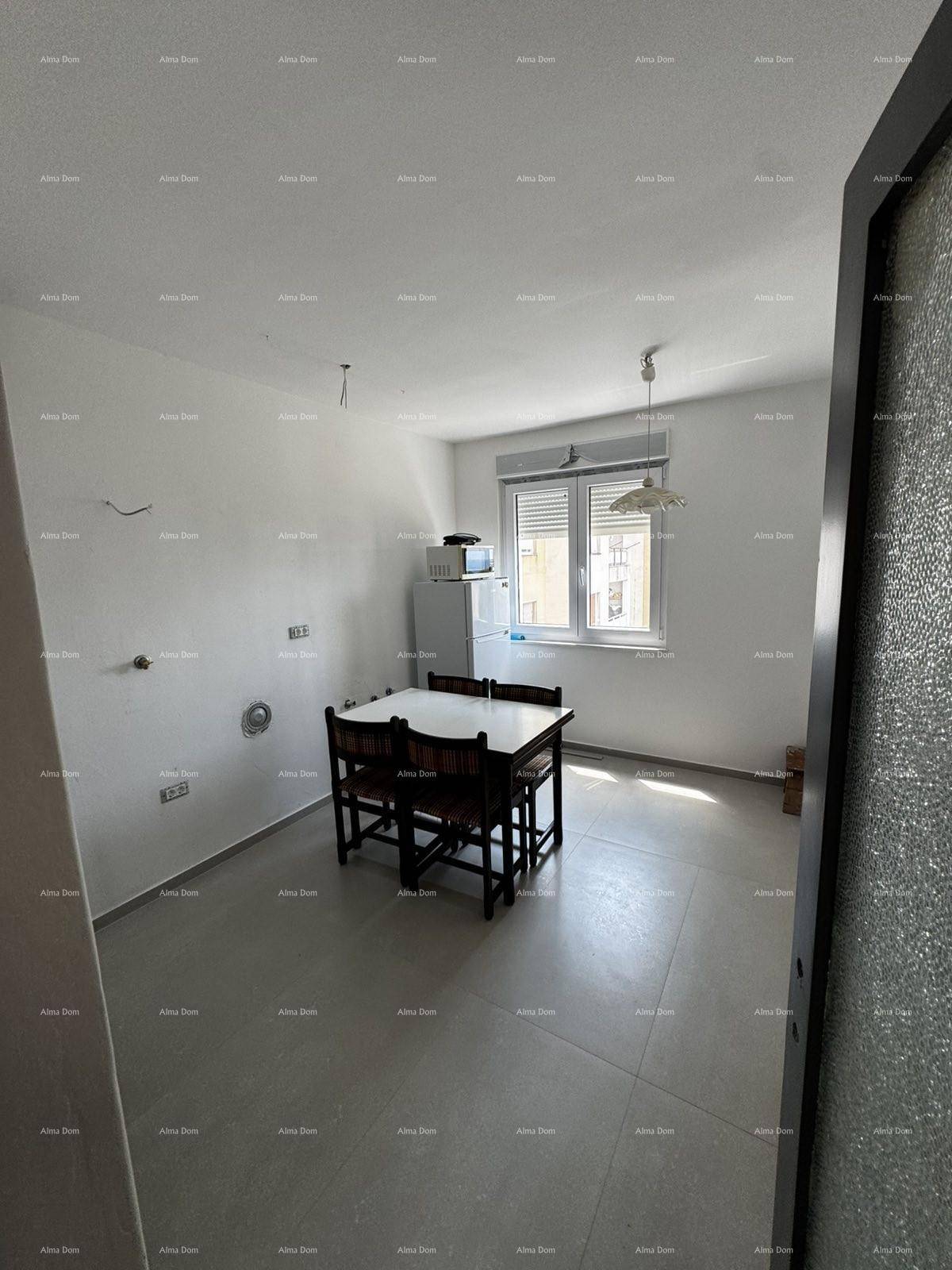 Geräumige Küche mit Esstisch, Fliesenboden und Fenster, bereit für die Installation.