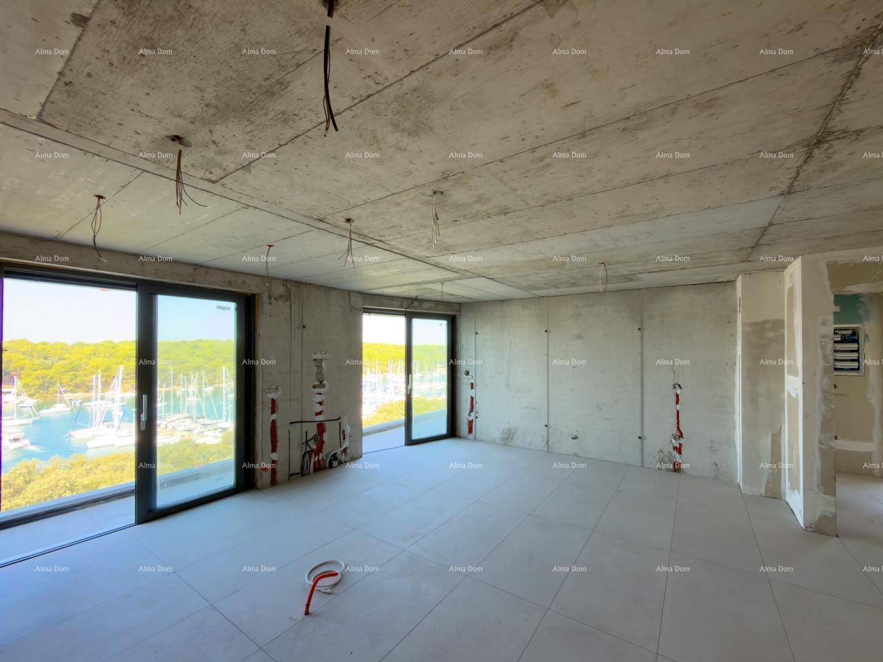 Heller Wohnraum im Rohbau mit Fliesenboden, Betondecke und Panoramafenstern mit Meerblick.
