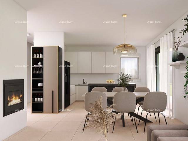 Moderne offene Küche mit Essbereich und Kamin, ideal für geselliges Beisammensein.
