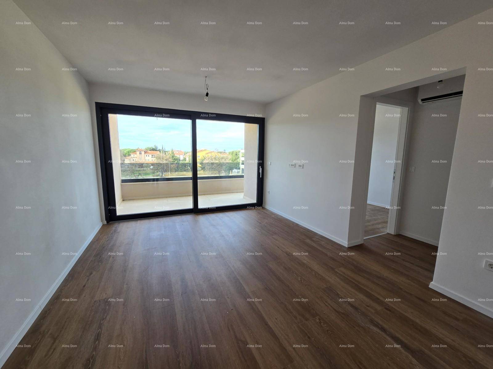 Geräumiger, unmöblierter Wohnbereich mit Holzboden und Zugang zu einem Balkon.