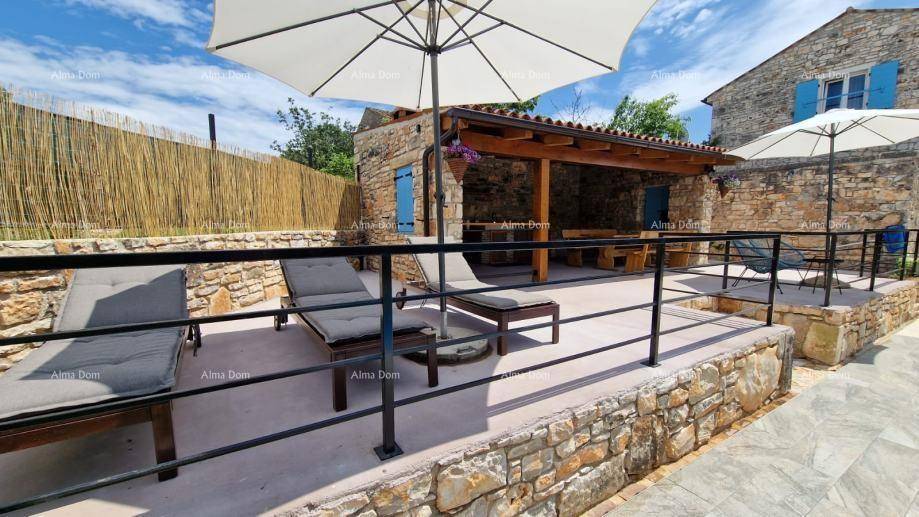 Gemütlicher Außenbereich mit Sonnenliegen und Sonnenschirmen, ideal zum Entspannen am Pool.