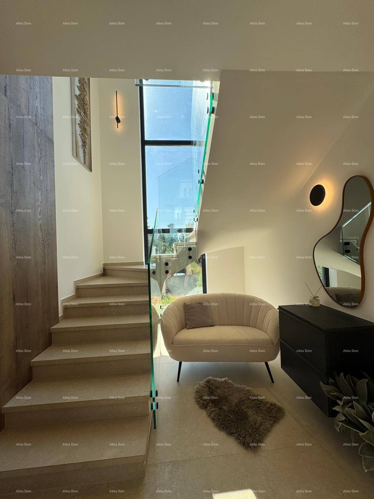 Heller Eingangsbereich mit moderner Treppe, Glasgeländer und stilvoller Wanddekoration.