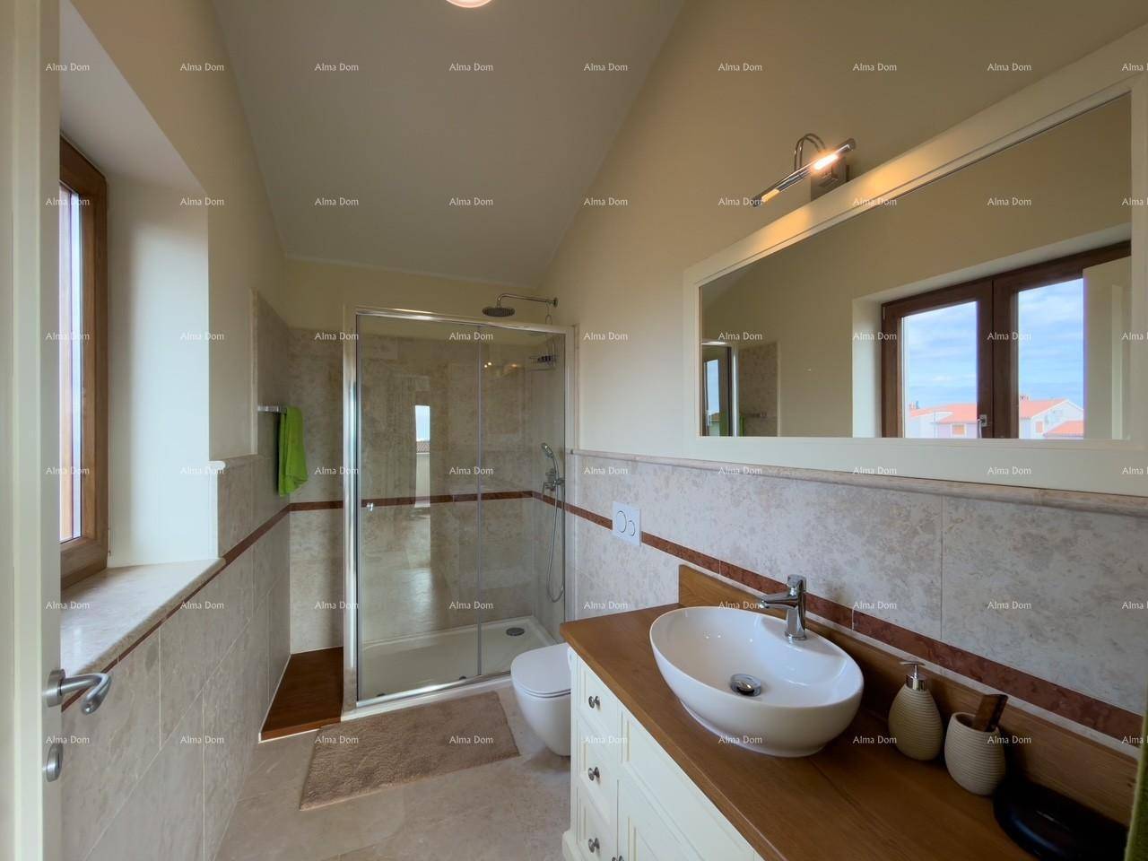 Modernes Badezimmer mit großem Spiegel, Einzelwaschbecken, WC und begehbarer Dusche.