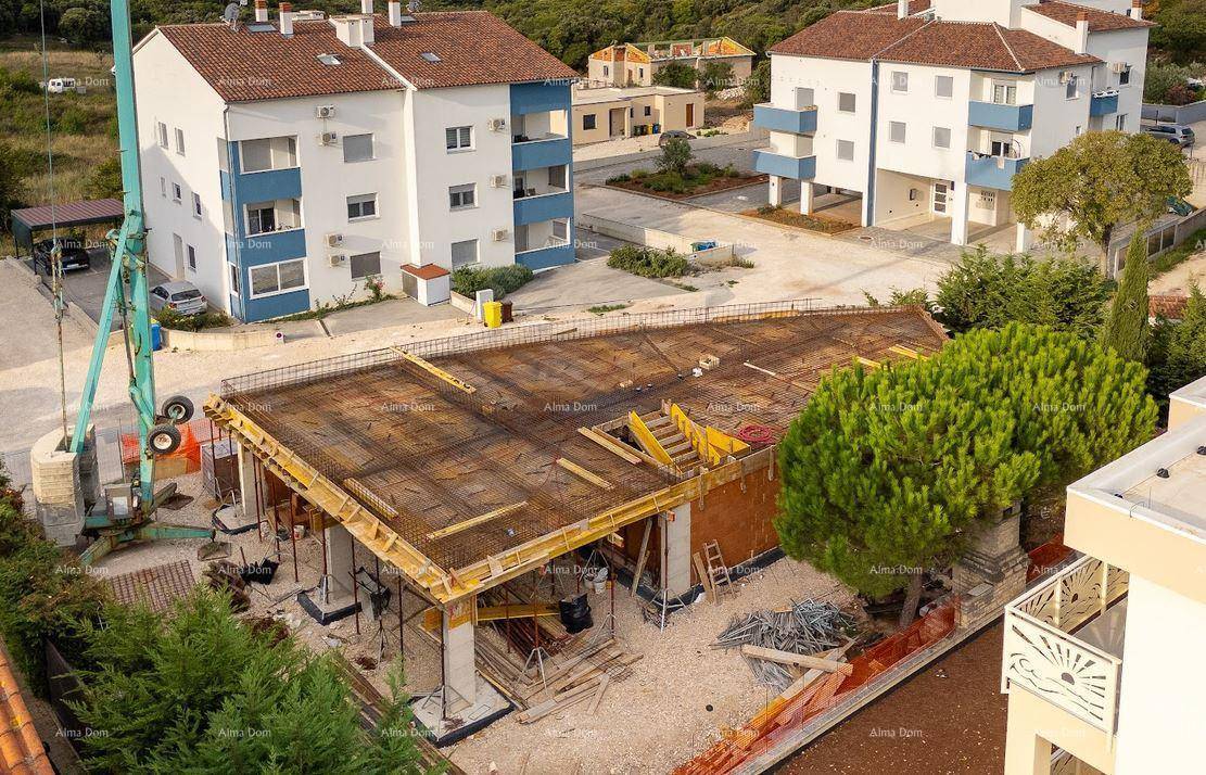 Baustelle im Baufortschritt mit Bewehrung und Schalung für die nächste Etage.