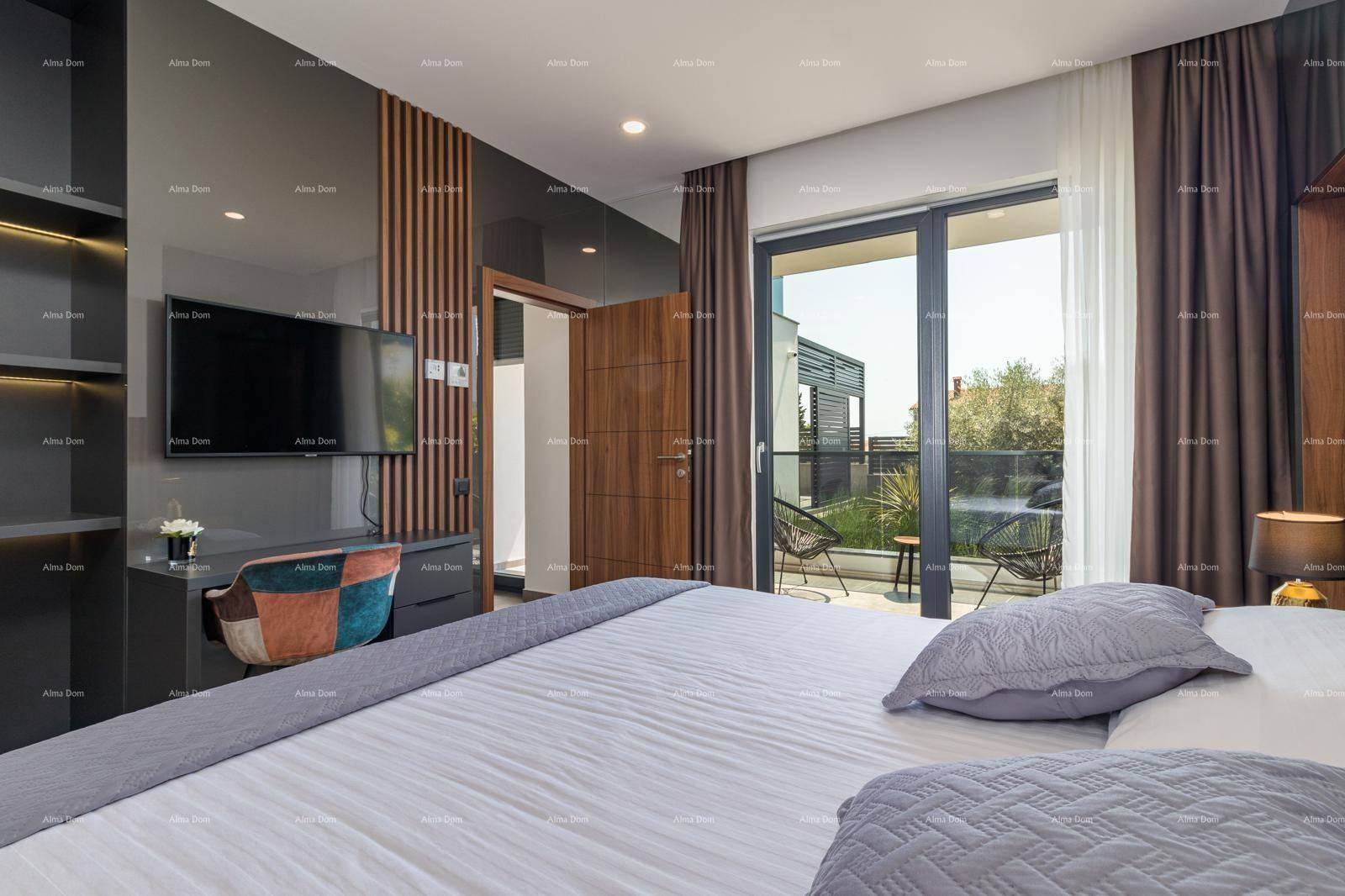 Modernes Schlafzimmer mit großem Bett, dunklen Möbeln und Zugang zu einem Balkon.