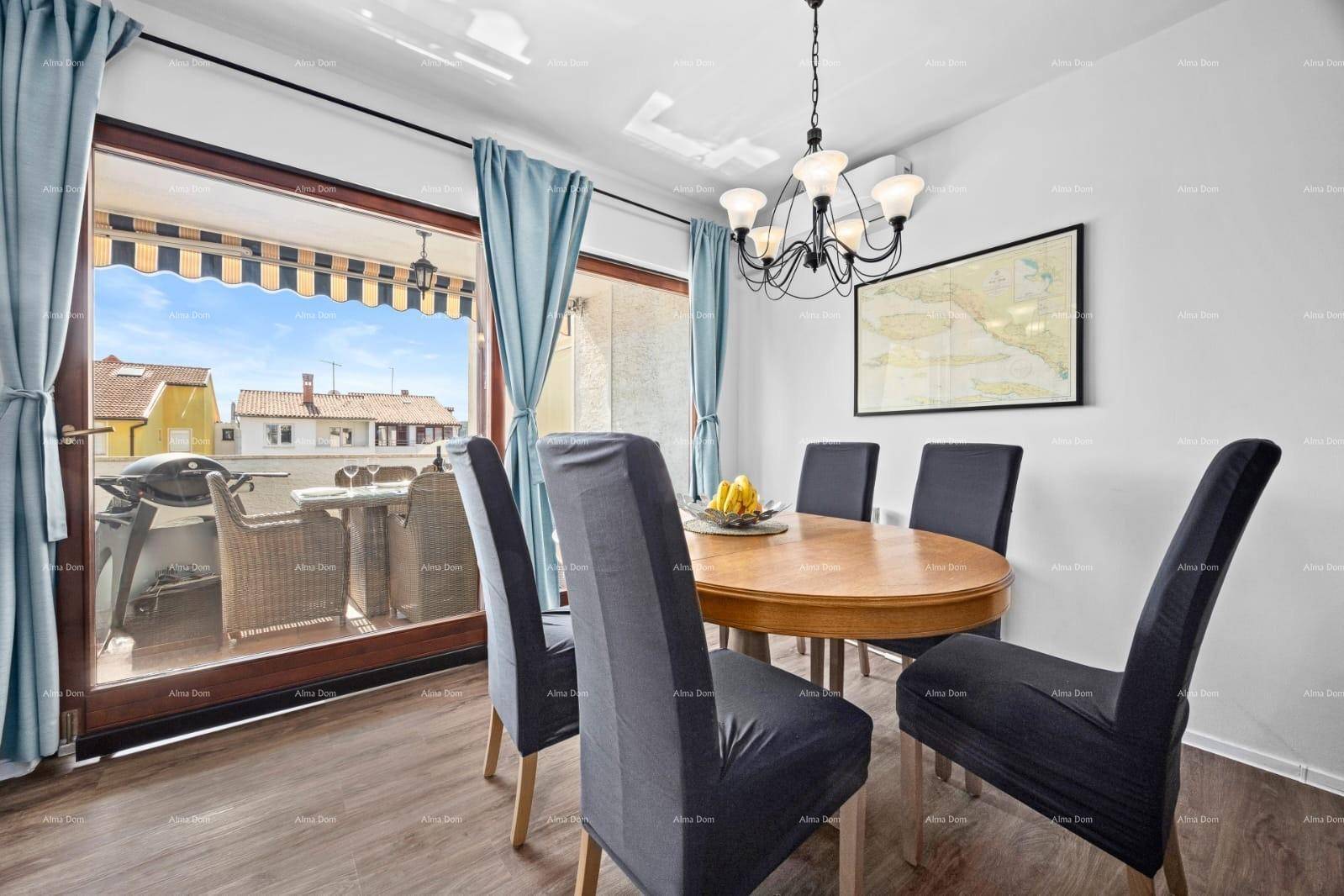 Essbereich mit Holztisch und Stühlen, direktem Zugang zum Balkon und viel Tageslicht.