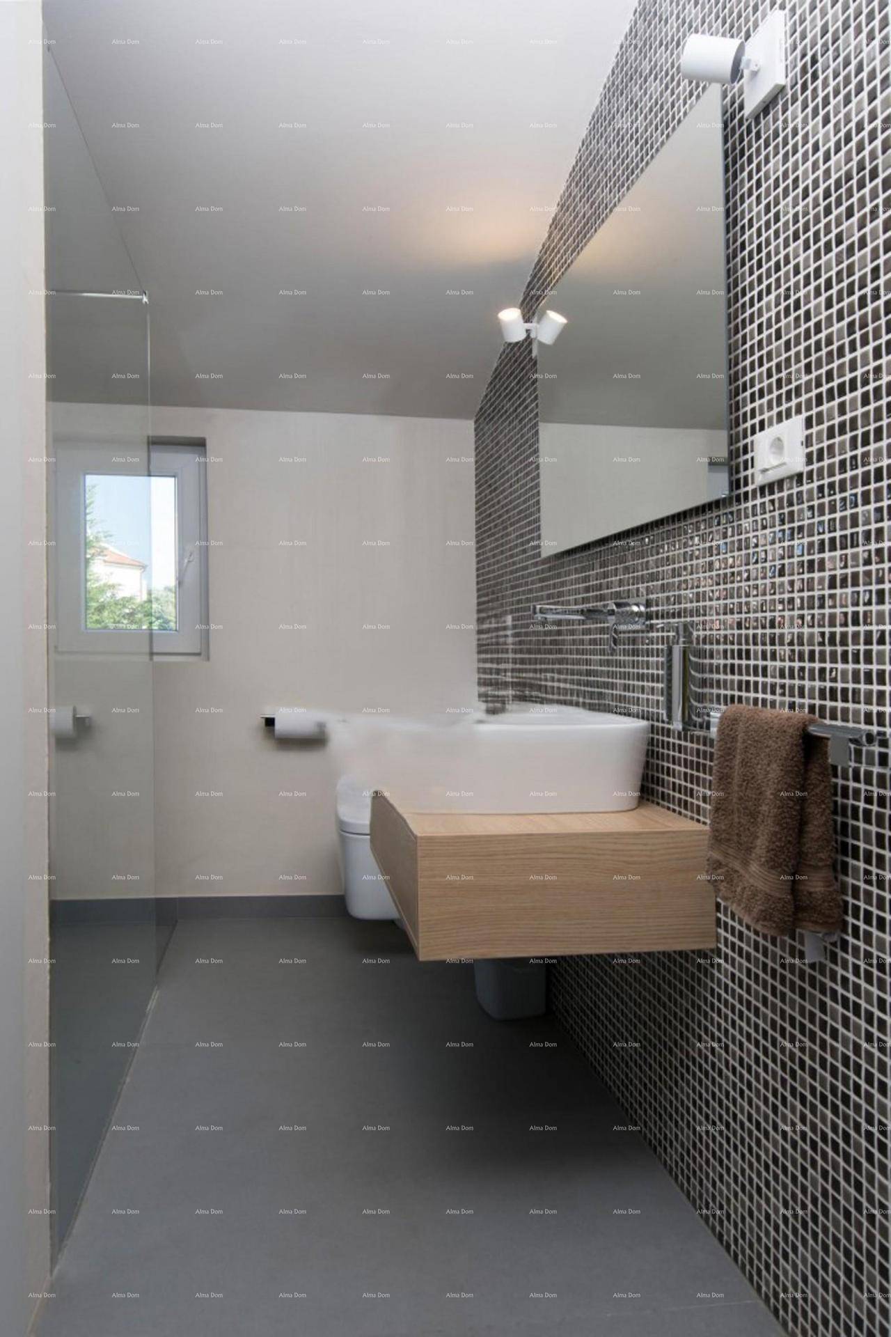 Modernes Badezimmer mit Mosaikfliesen, schwebendem Waschtisch und Dusche.