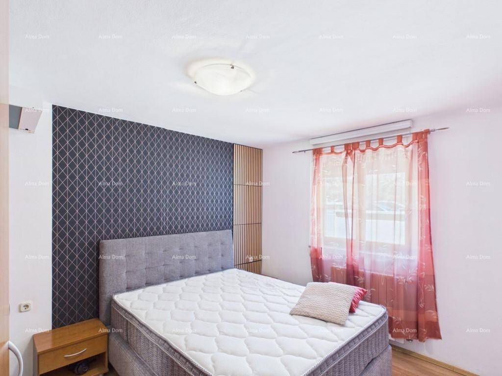 Gemütliches Schlafzimmer mit Doppelbett, dekorativer Wandgestaltung und Fenster mit Vorhängen für Privatsphäre.