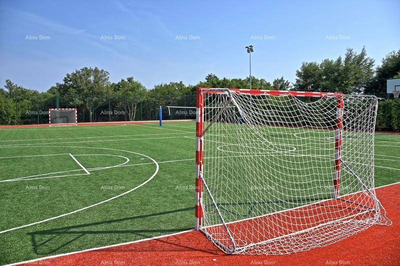Großer Sportplatz mit Fußballtoren und Markierungen für verschiedene Spiele.