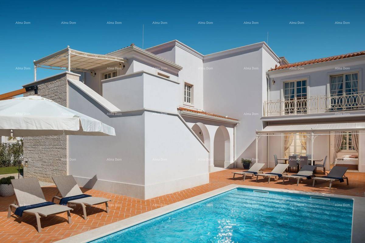 Elegante weiße Villa mit großem Pool, Sonnenterrasse und Zugang zu weiteren Außenbereichen.