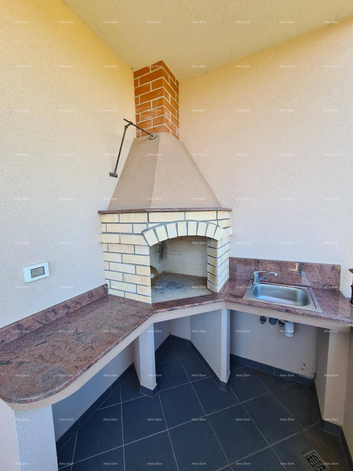 Außenküche auf dem Balkon mit gemauertem Grill, Spüle und Granitarbeitsplatten.