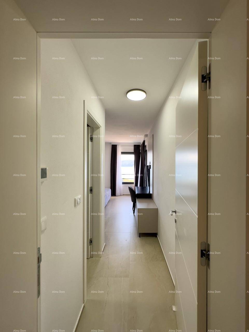 Langer, heller Flur mit Blick auf ein Schlafzimmer und moderne Bodenfliesen.