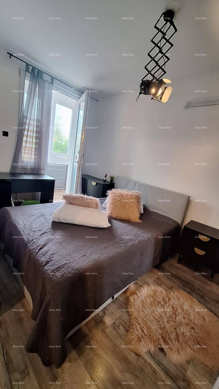 Gemütliches Schlafzimmer mit Doppelbett, Nachttisch und Zugang zu einem Balkon oder einer Terrasse.