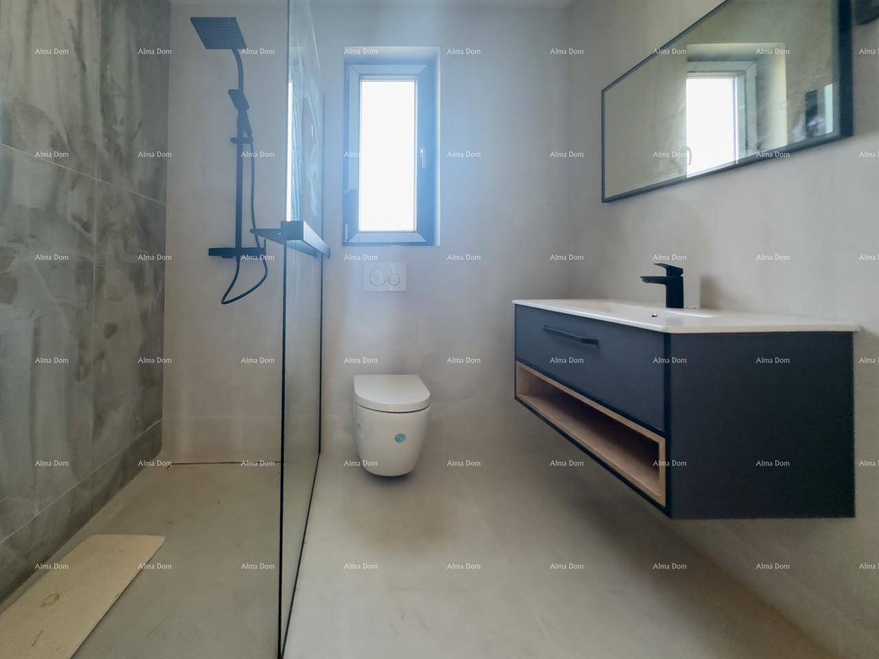 Modernes Badezimmer mit begehbarer Dusche, Wand-WC und schwebendem Waschtisch.