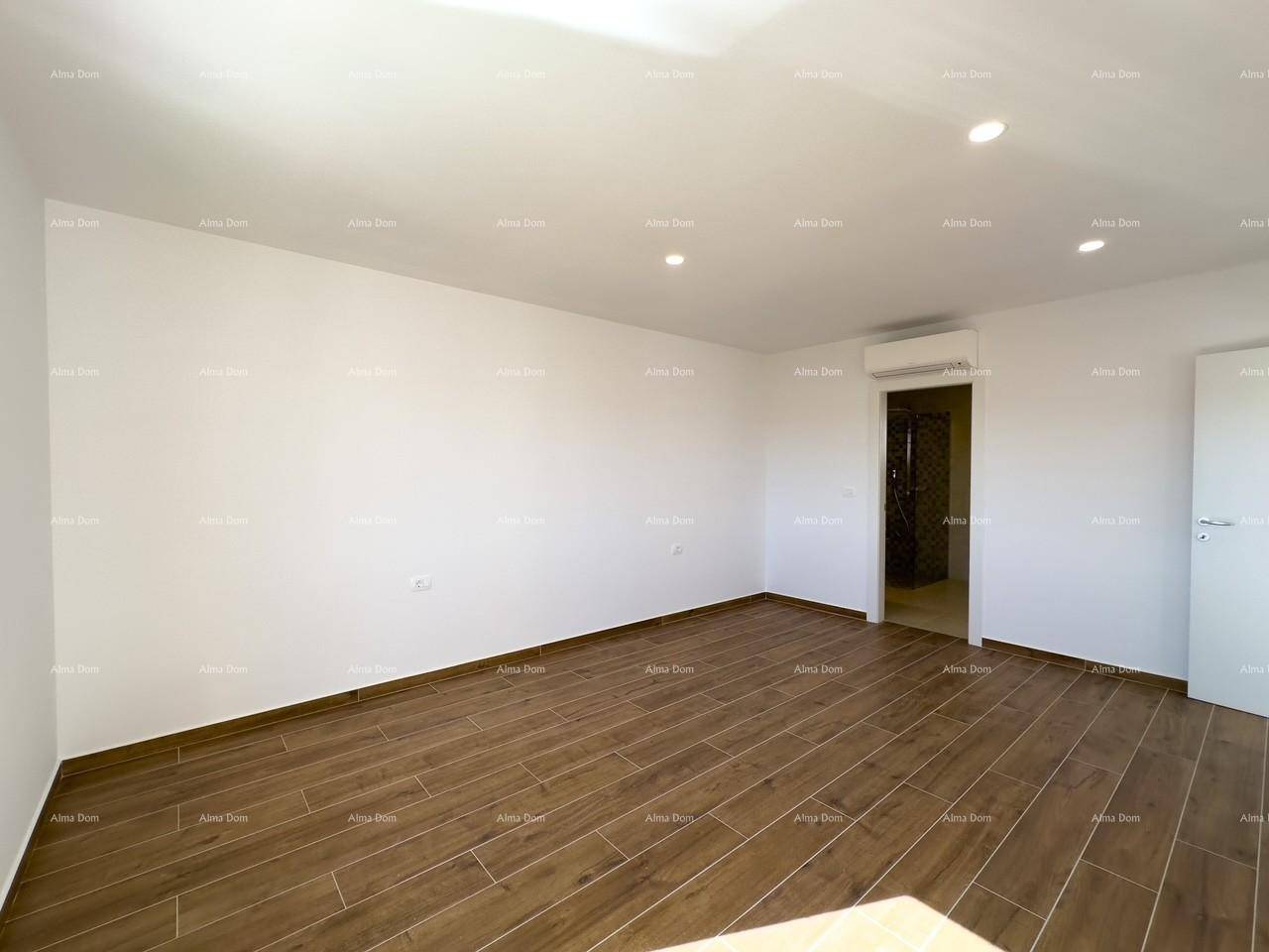 Geräumiges, helles Zimmer mit modernen Holzfliesen, Einbaustrahlern und Klimaanlage.