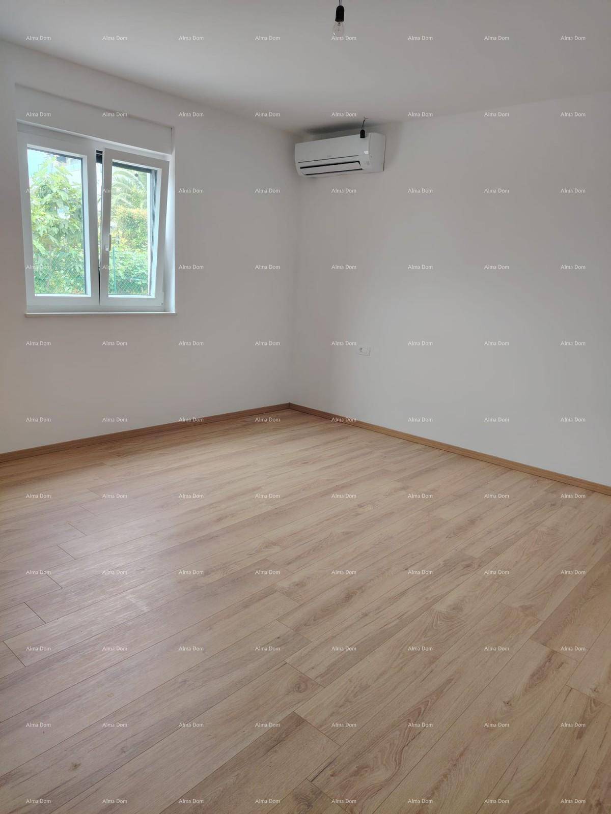 Helles Schlafzimmer mit Holzoptik-Boden und Klimaanlage für angenehmes Raumklima.